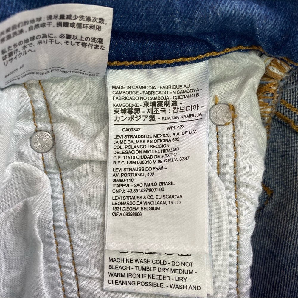 Levi 501 Cut Off Shorts - Picture 7 of 8